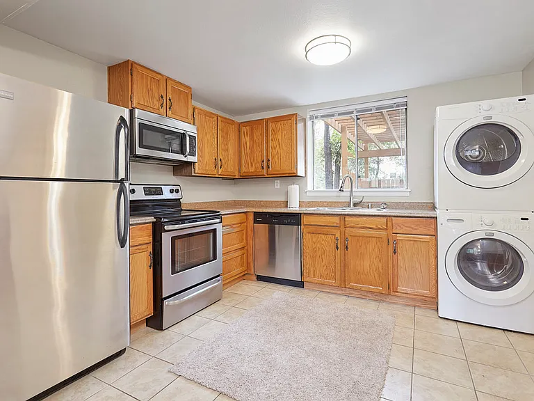 241 Elmwood Dr — Photo 7