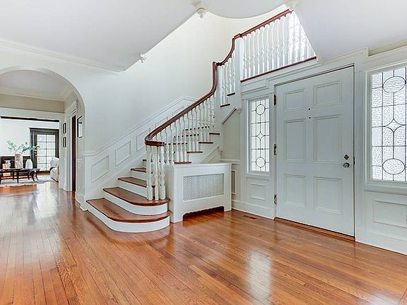 3rd image of 176 Ocean Dr W