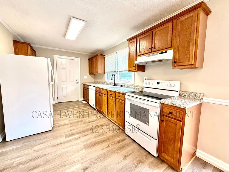 320 Clark St — Photo 4