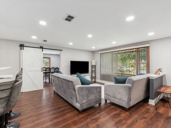 5th image of 821 S Braintree Dr