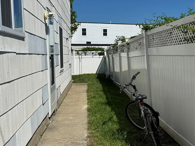 4 Lafayette St — Photo 13