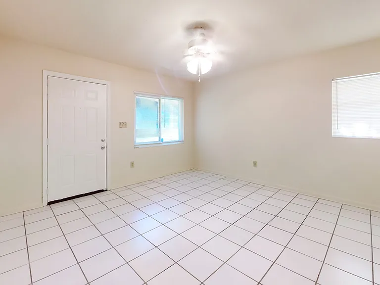 2101 Karen Ln — Photo 3