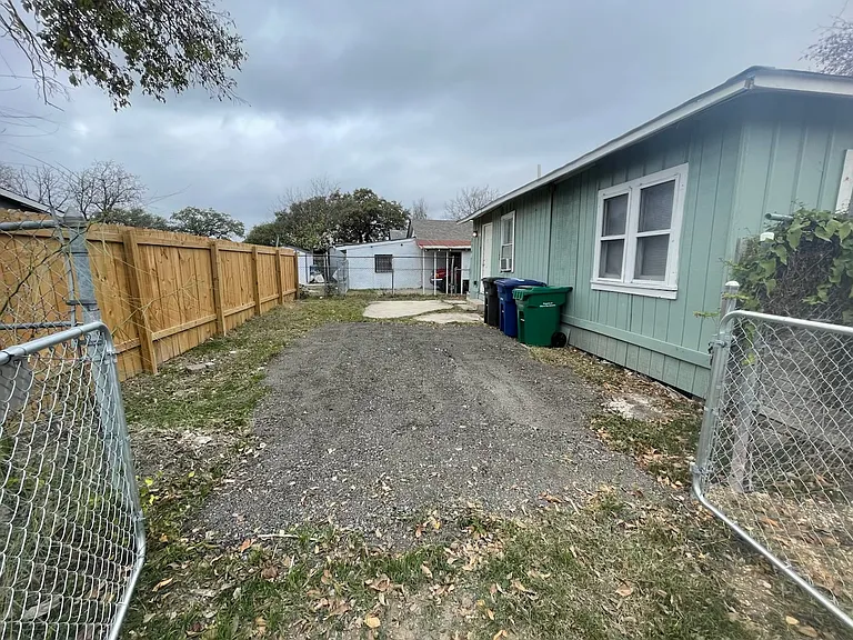 3304 W Cesar E Chavez Blvd #A — Photo 6