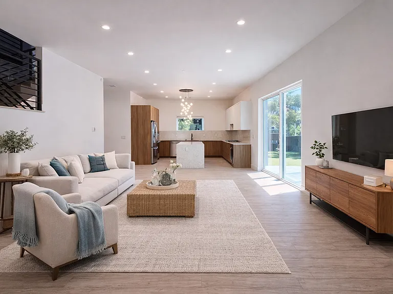 15224 W Holyland Dr — Photo 2