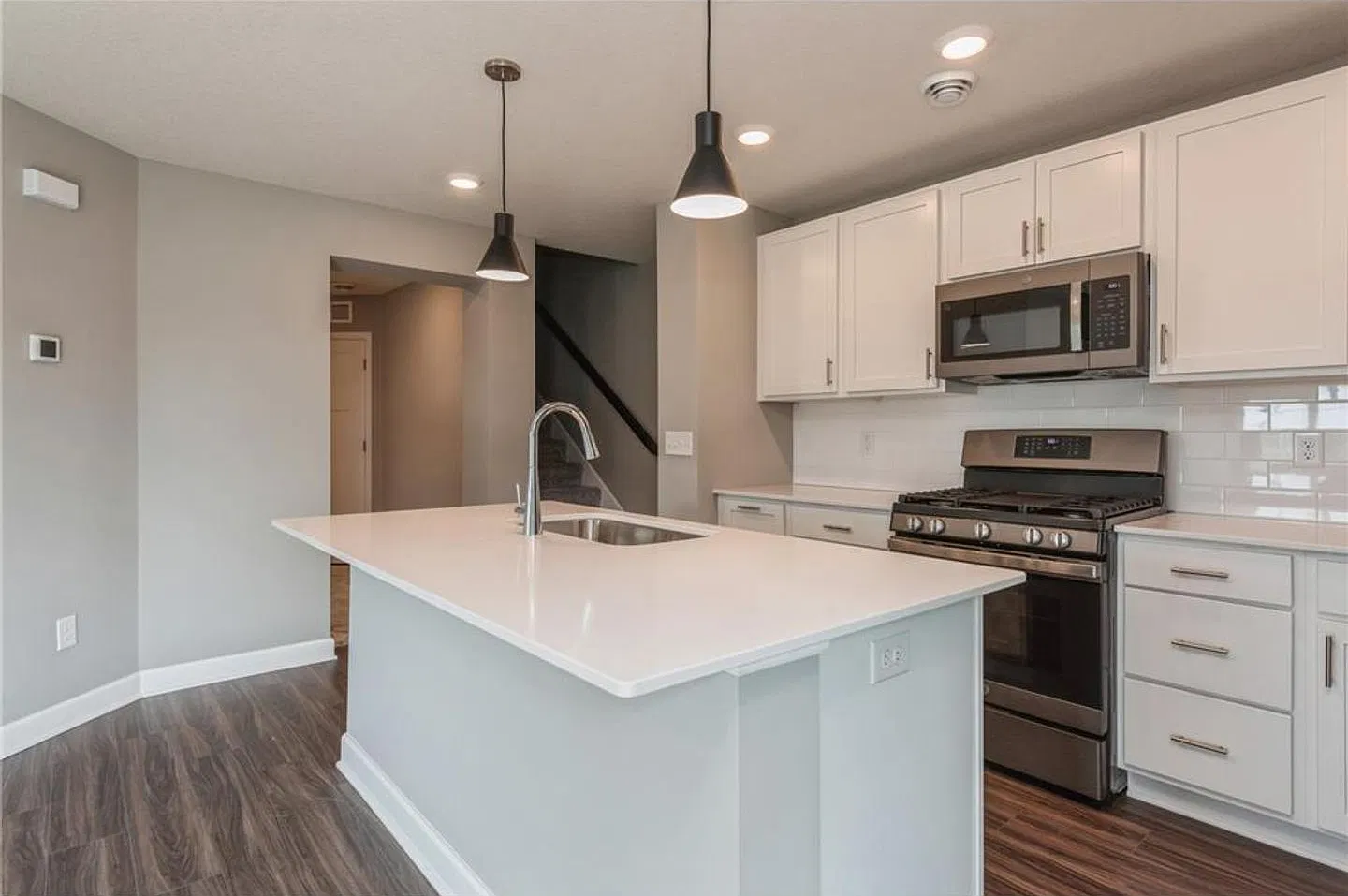 3 bed, 3.0 bath, 1800 sqft, $2,300 — Photo 3