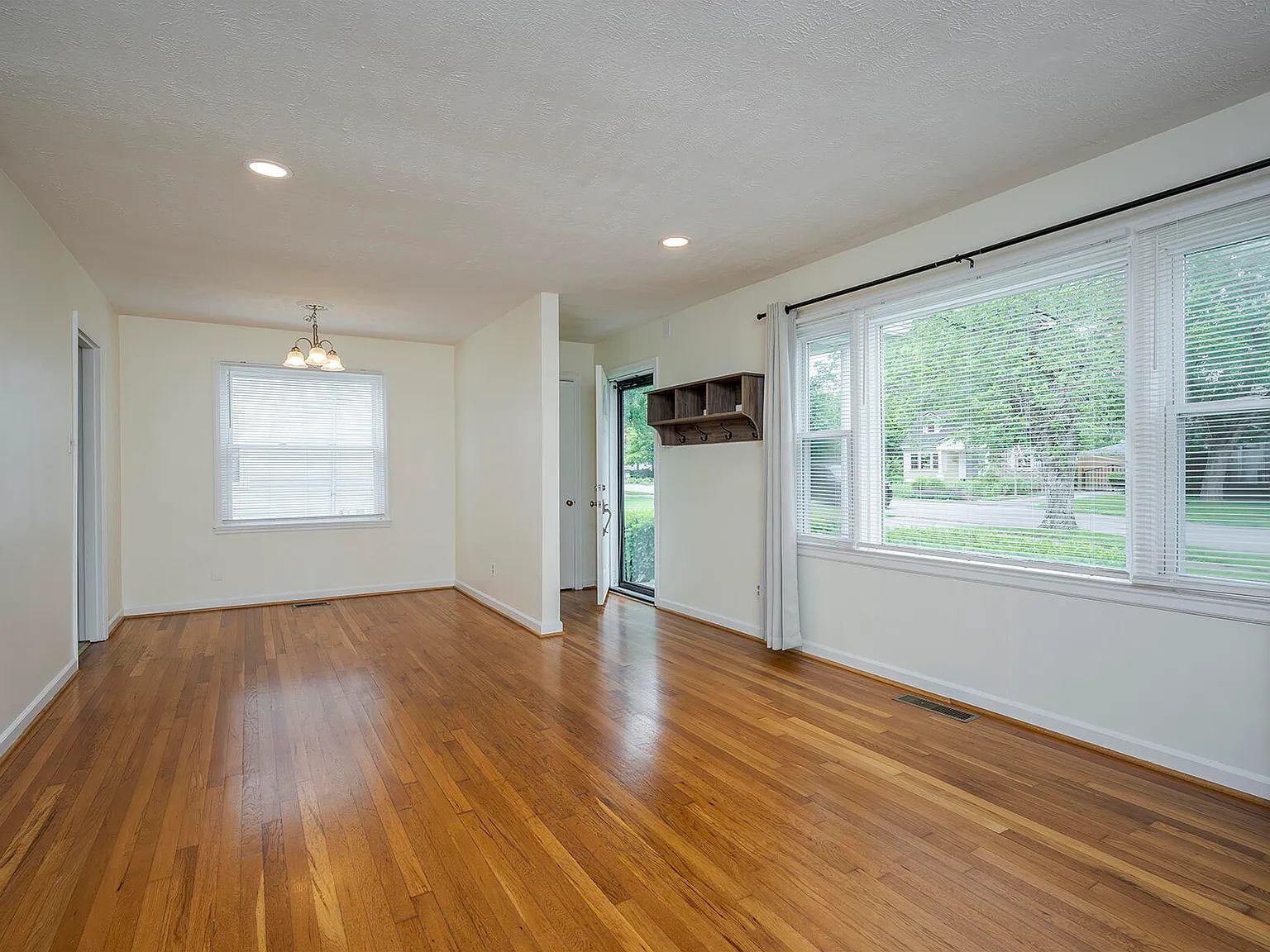 3 bed, 1.5 bath, 1270 sqft, $1,900 — Photo 4