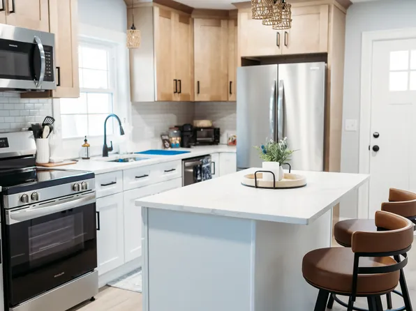 (undisclosed Address), South Dartmouth, MA 02748