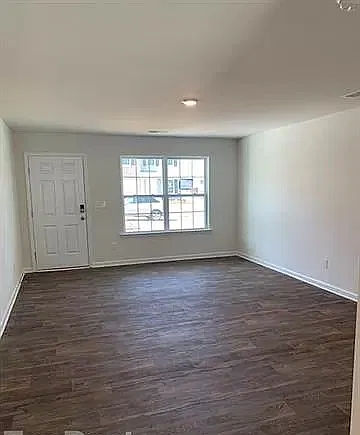 3 bed, 2.5 bath, 1704 sqft, $2,095 — Photo 2