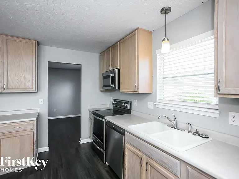 461 E Clear Lake Ln — Photo 5