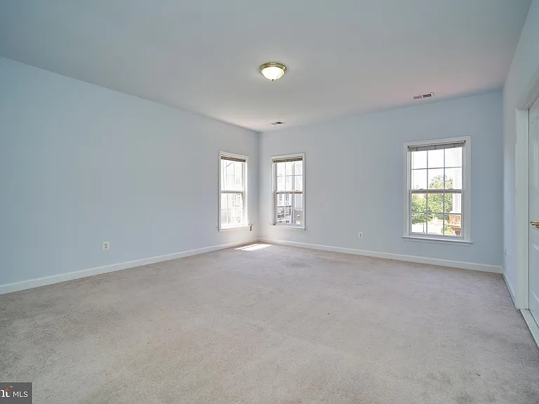 19147 Commonwealth Ter — Photo 15