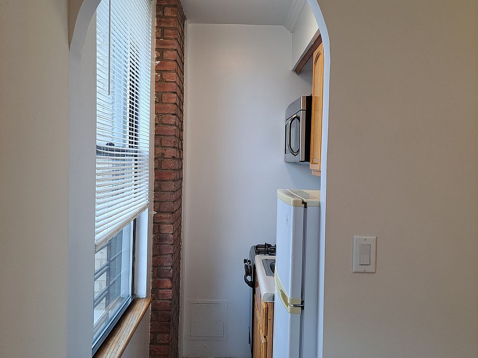 1st image of 216 W 100th St #918