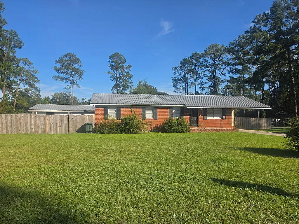 3 bed, 2.0 bath, 1292 sqft, $1,095 — Photo 1
