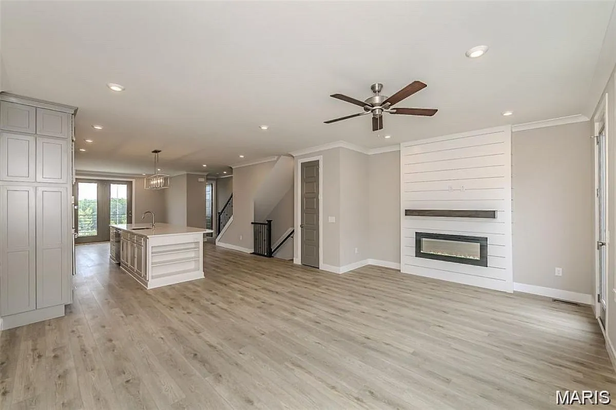 3 bed, 2113 sqft, $3,990 — Photo 2