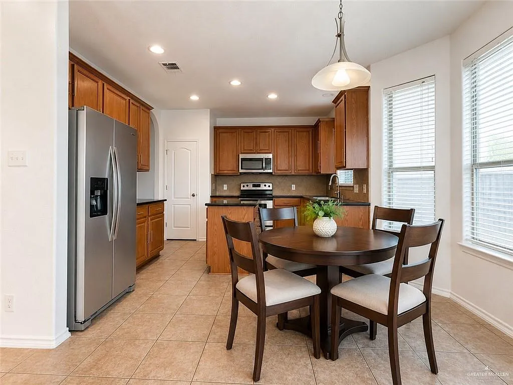 4 bed, 2.5 bath, 2786 sqft, $2,300 — Photo 3
