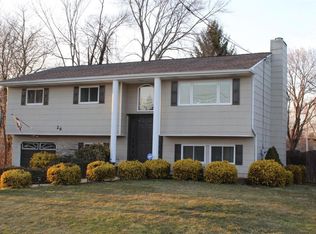 26 Schaeffer Ln, Freehold, NJ 07728