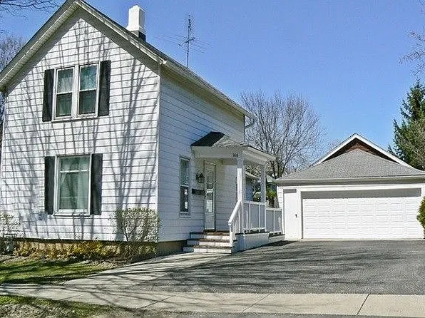 106 E Russell St, Barrington, IL 60010