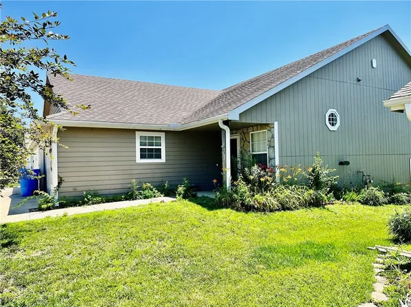 1950 Jackson Dr, Tonganoxie, KS 66086
