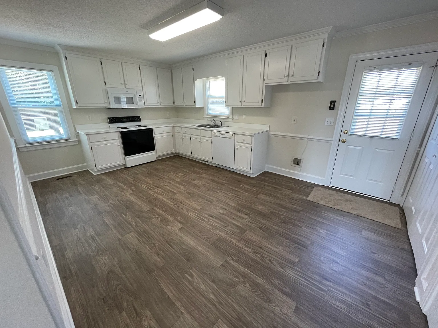 3 bed, 1334 sqft, $1,626 — Photo 3