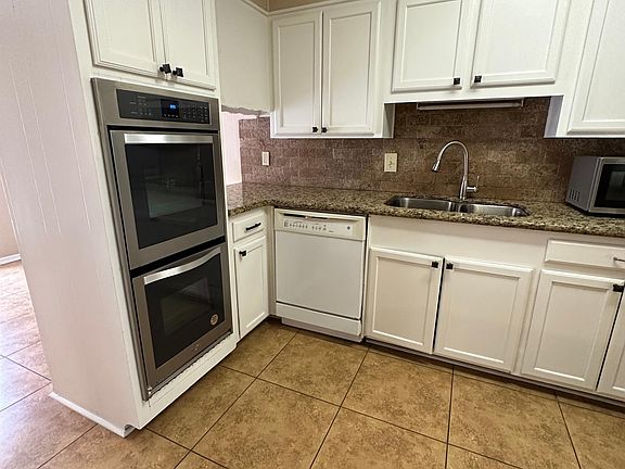 Kitchen w/ double oven