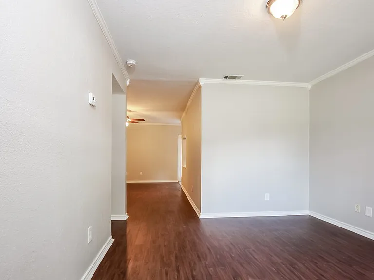 1050 Brownwood Dr — Photo 4
