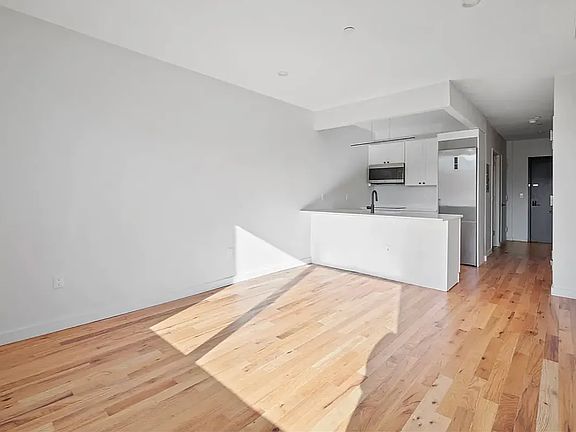 4th image of 1950 Amsterdam Ave #1B