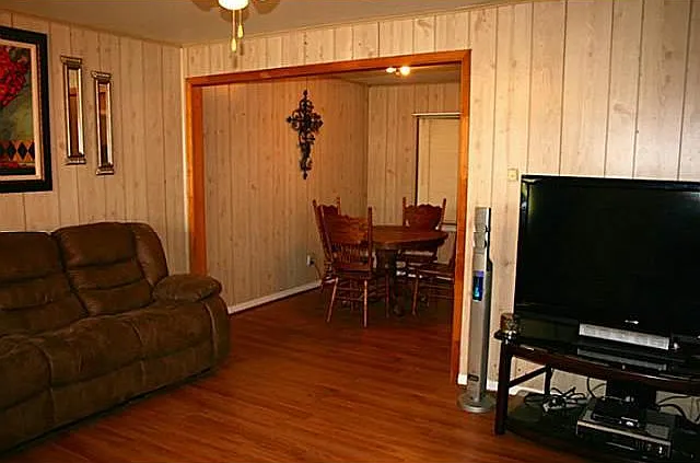 438 W Phillips Ct — Photo 2