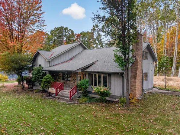 7724 W Lake Dr, Stanwood, MI 49346