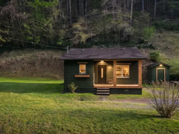 582 Town Mountain Rd, Pikeville, KY 41501