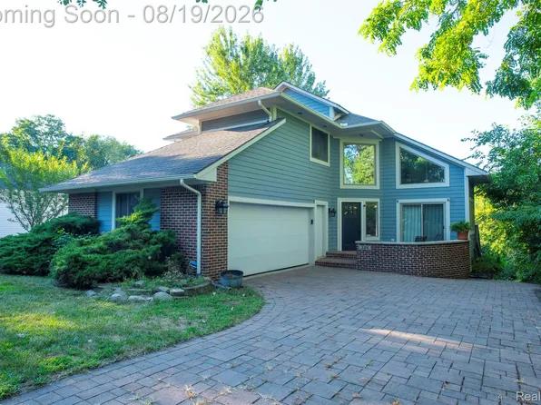 320 Charlevoix St, Commerce Township, MI 48382