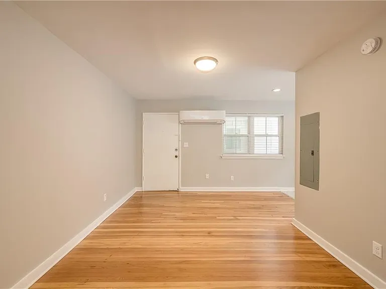 880 Saint Charles Ave NE #5 — Photo 2