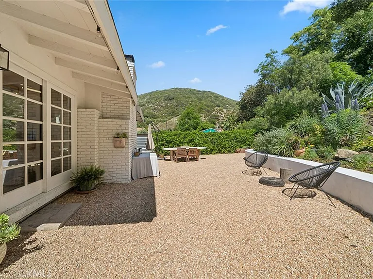 1377 Lewellyn Dr — Photo 25