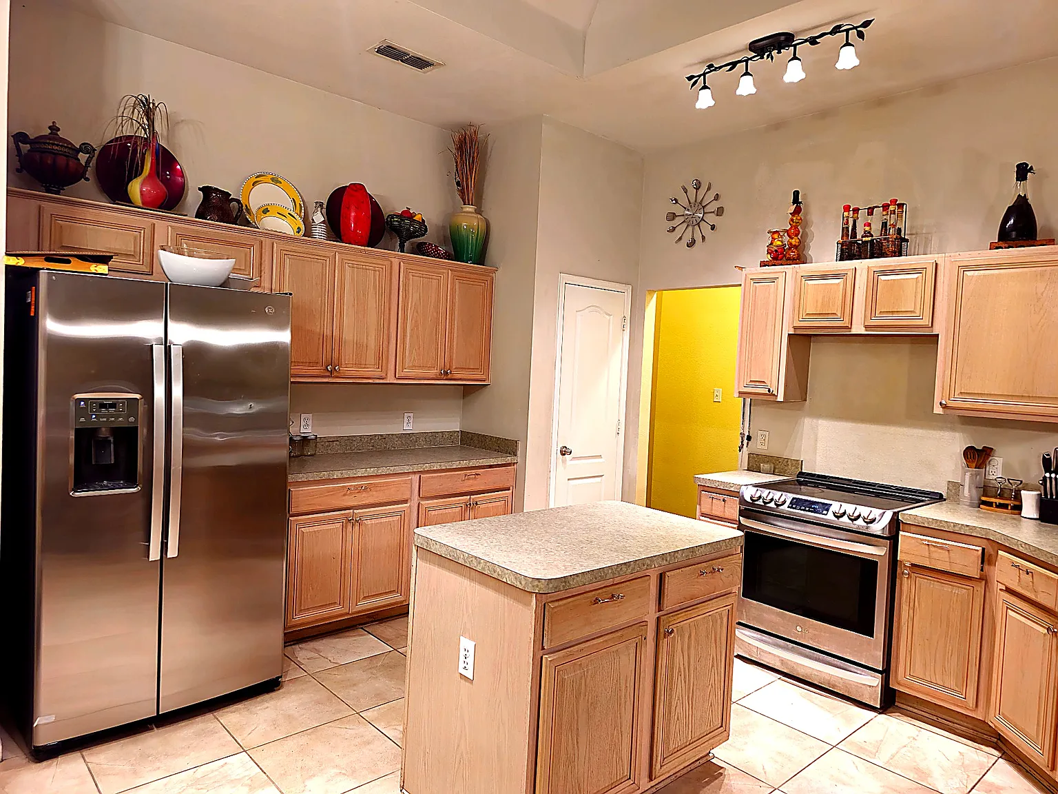 4 bed, 2052 sqft, $3,000 — Photo 2