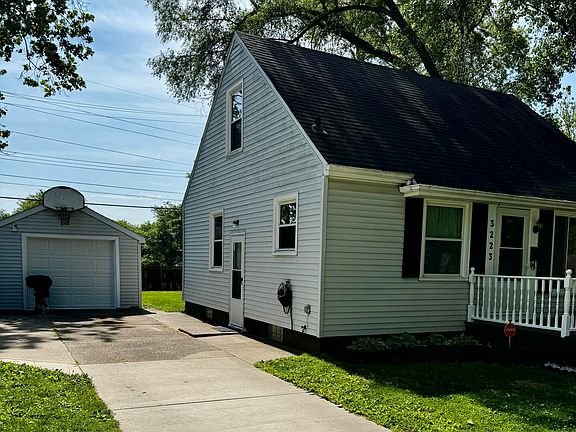 3rd image of 3223 Plymouth Dr
