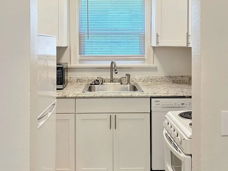 Town Manor Apartments — Photo 9