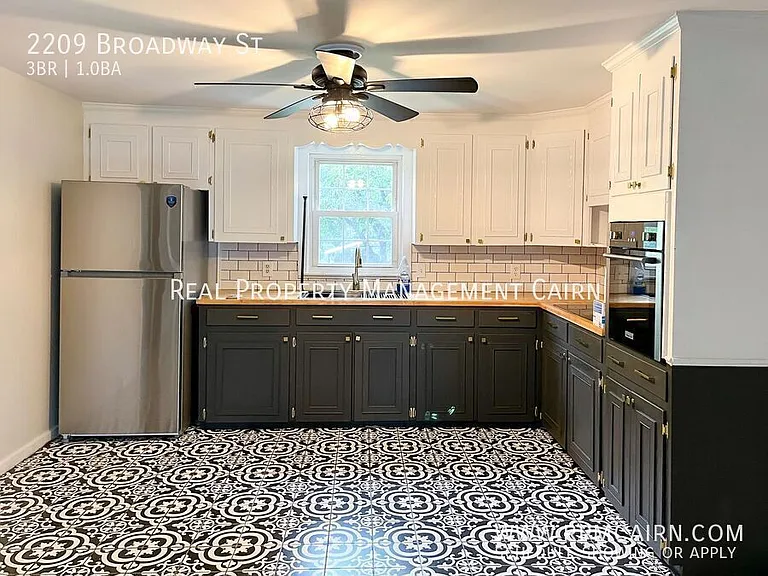 2209 Broadway St — Photo 9