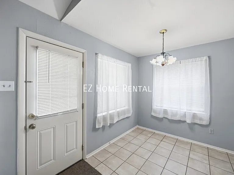 2907 W Greens Rd — Photo 3