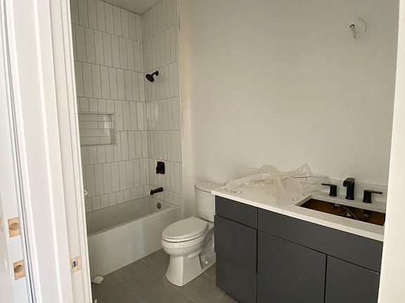 2nd image of 1050 W Cornelia Ave #Lux1bed3rd