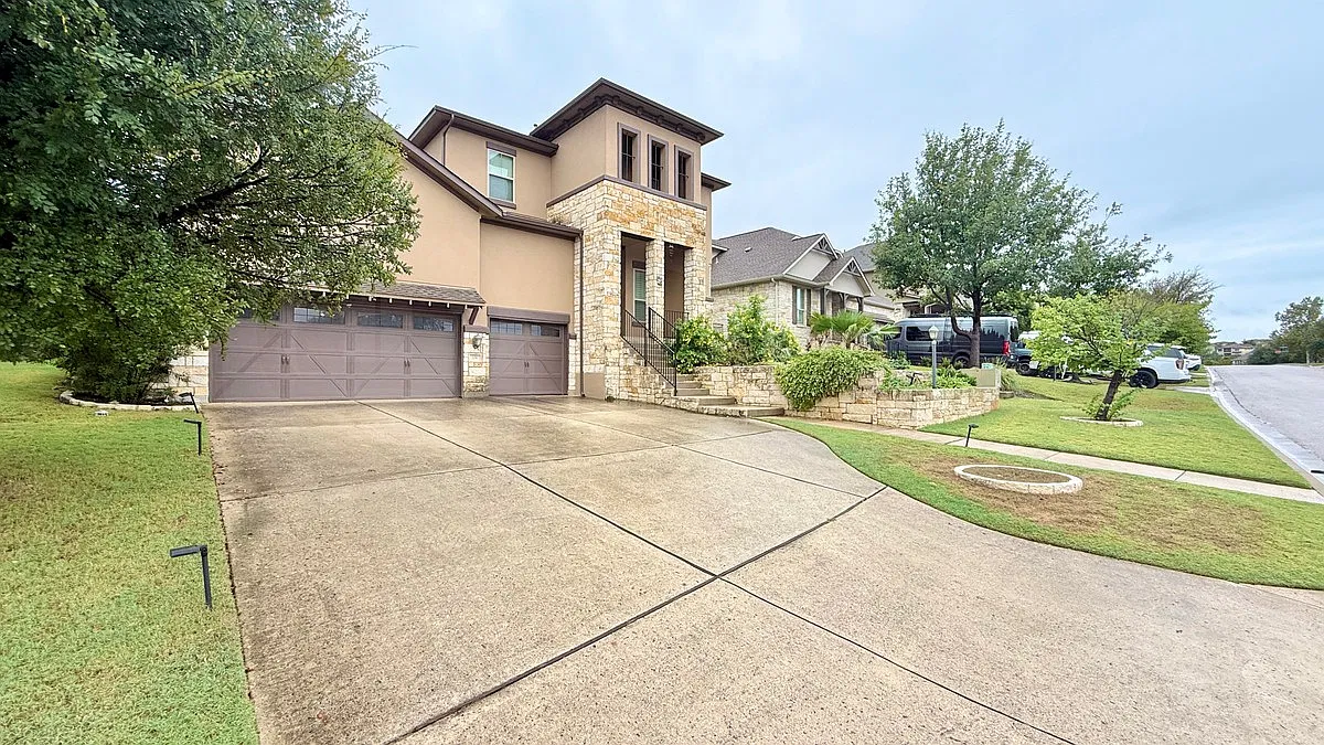 4 bed, 3.5 bath, 3474 sqft, $5,900 — Photo 4