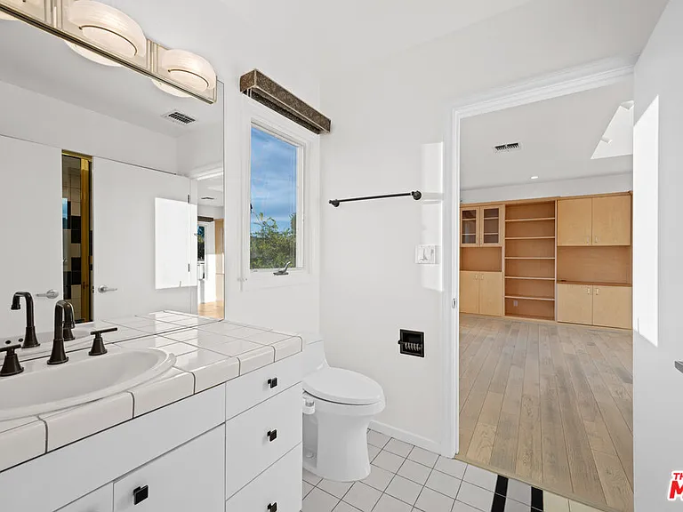 1121 Roberto Ln — Photo 20
