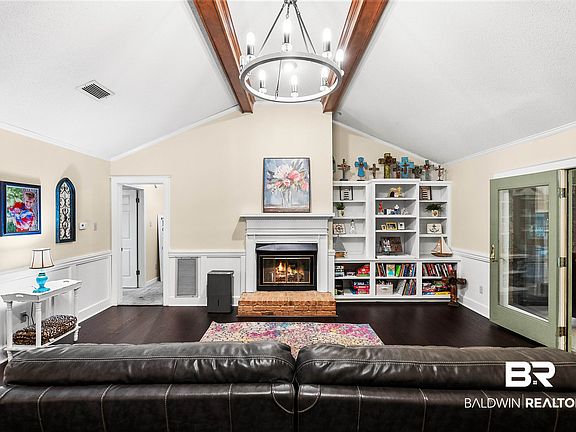 4th image of 710 Holly Dr