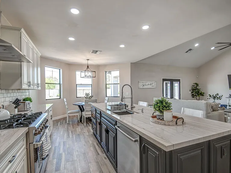 3216 E Sunnyside Ln — Photo 15