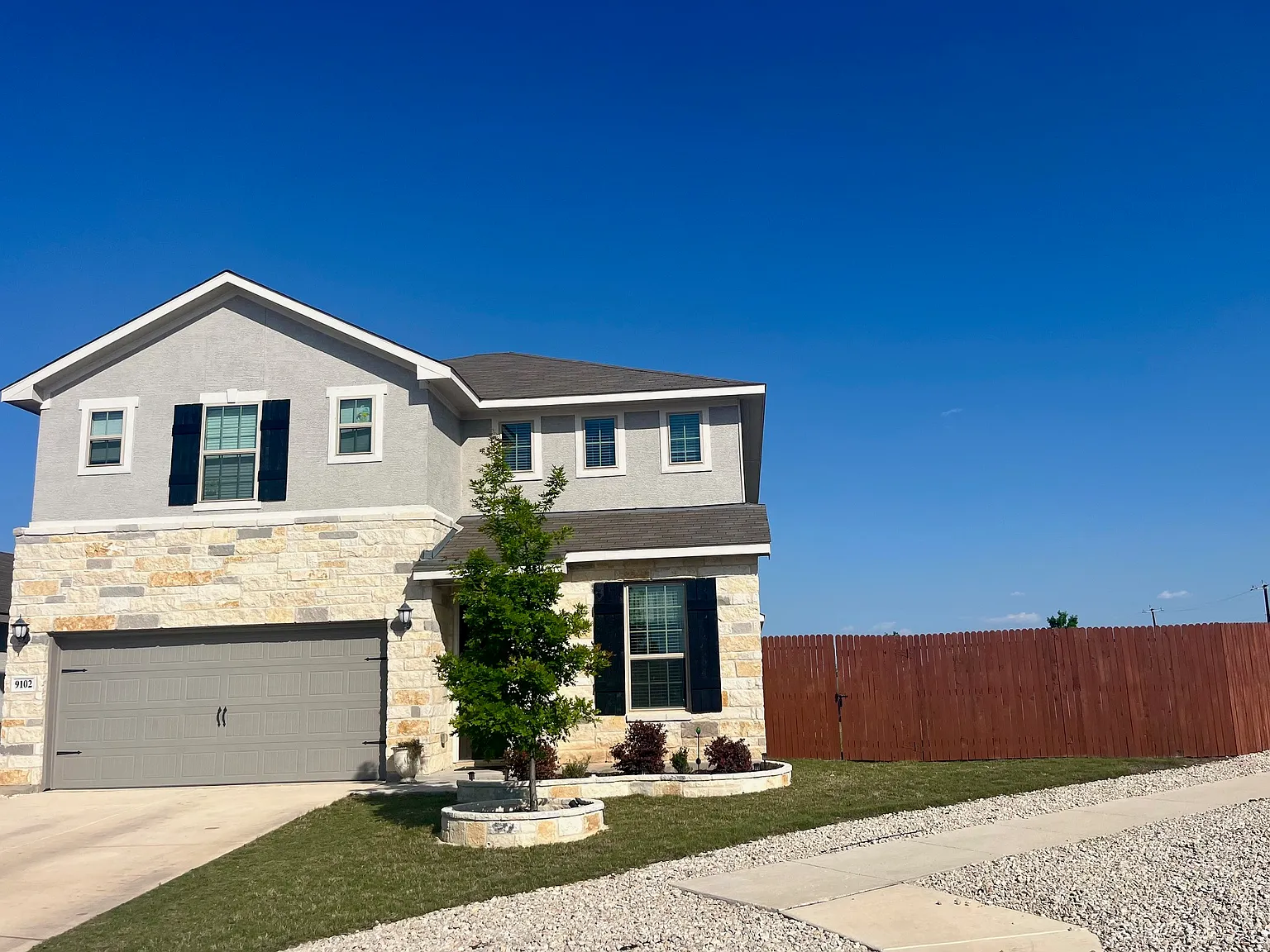 4 bed, 2.5 bath, 2466 sqft, $2,150 — Photo 2