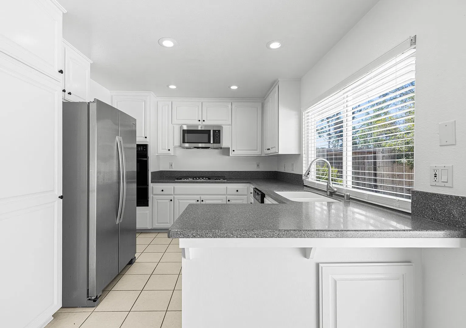 Refreshed 4Bd/2Ba Single Story Carlsbad Home! New carpet! Call to schedule showing! — Photo 2
