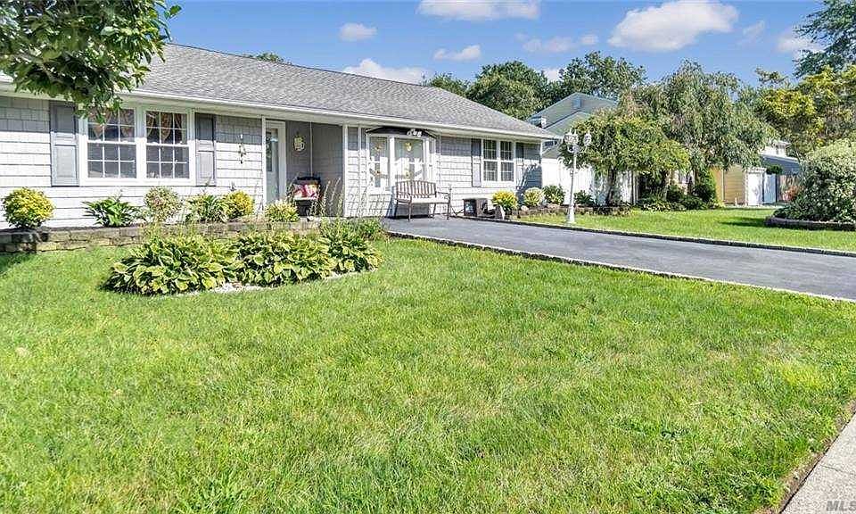 1st image of 25 Fairlane Dr