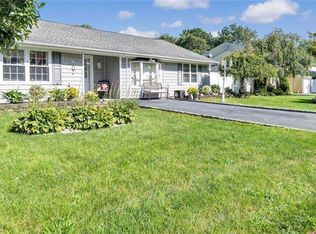 25 Fairlane Dr, Selden, NY 11784