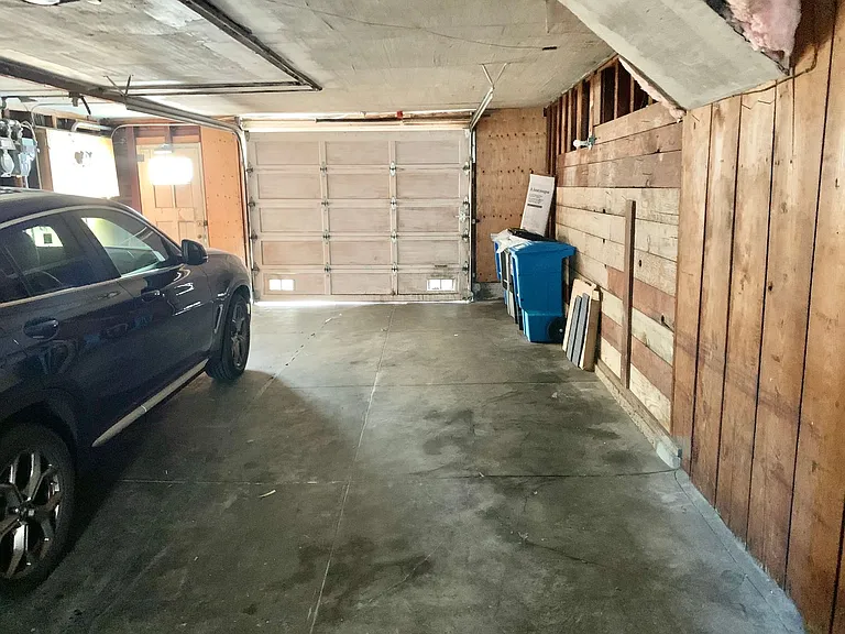 Top Floor 2br/1ba + Newly Renovated Unit! Parking! In-Unit Laundry! Progressive — Photo 17