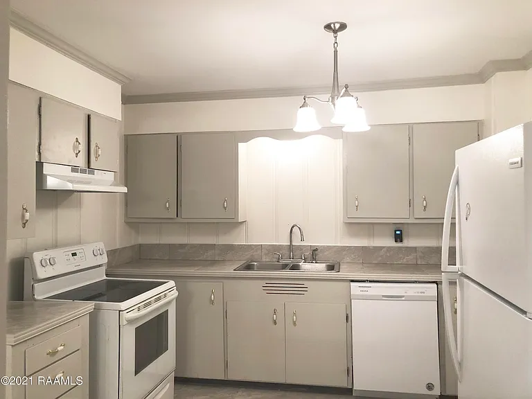 113 Charlene Dr — Photo 6