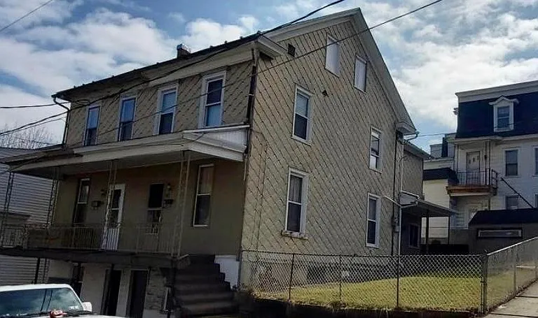 904 E Clay St — Photo 2