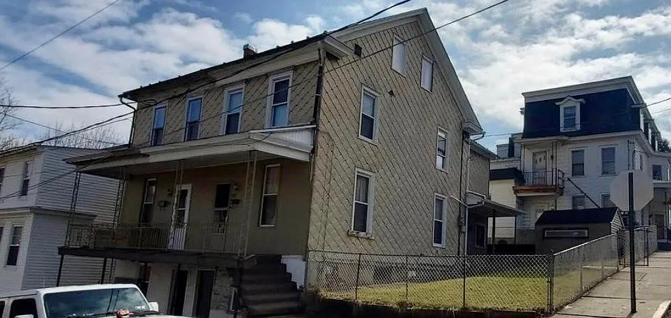 Building Photo - 904 E Clay St