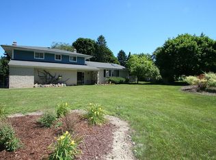 550 Laguna Ct, Wolverine Lake, MI 48390